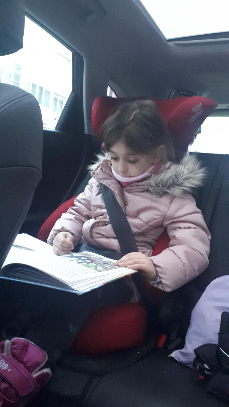 Ana citește în mașină