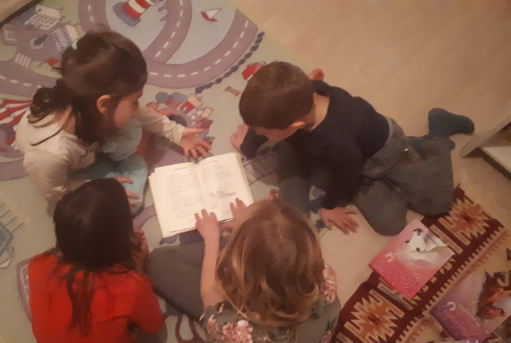 Ana le povestește colegilor cartea cu Ponilandia