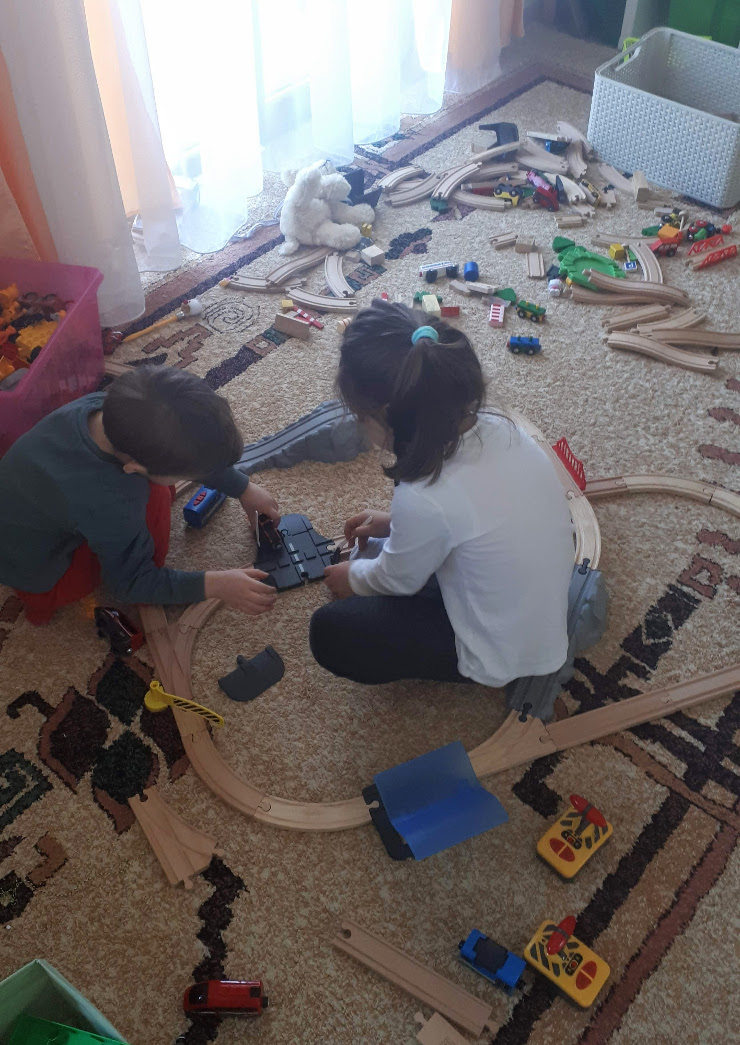 Ana și Victor se joacă cu șinele de tren